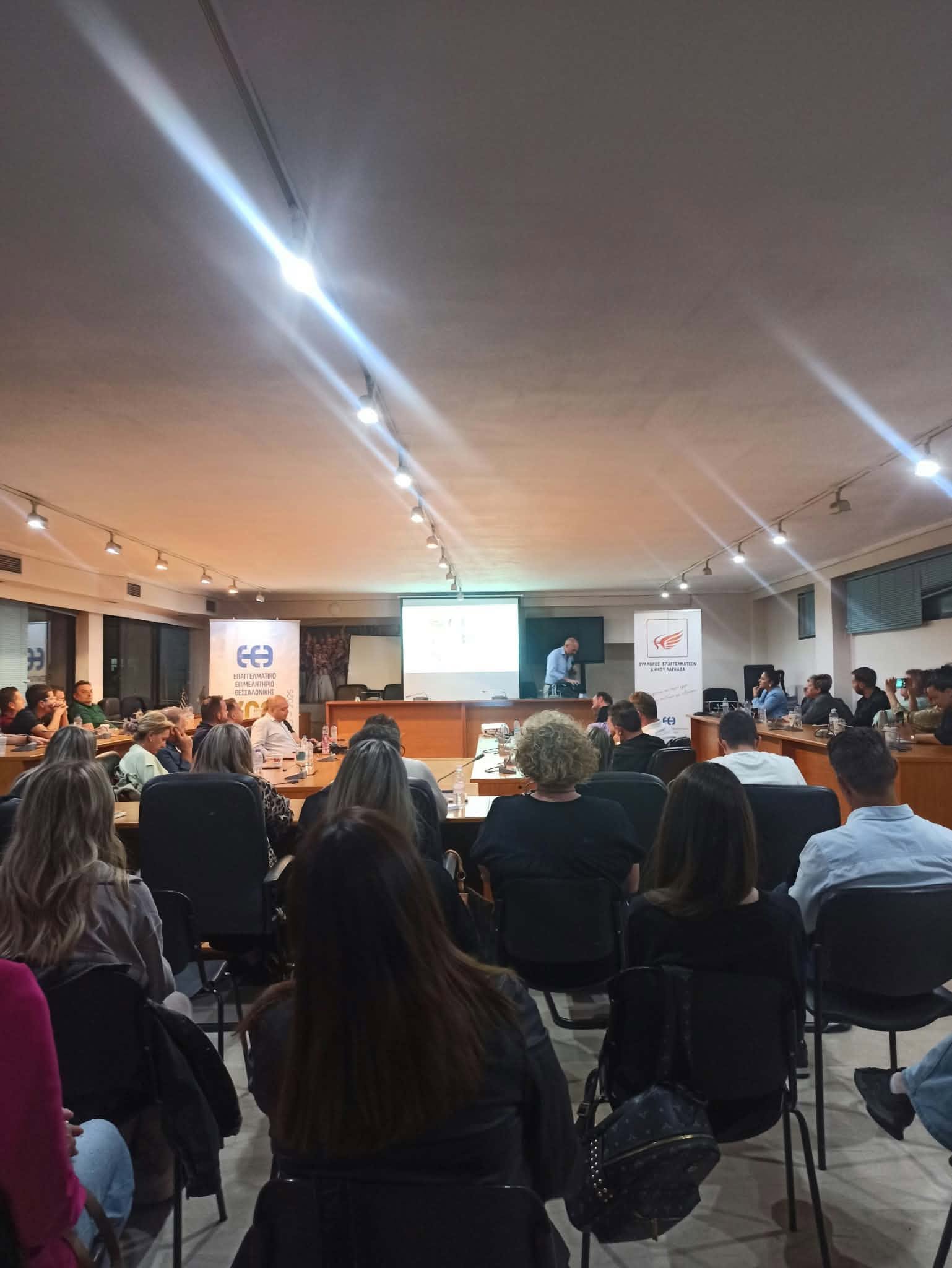 «Τεχνικές Πωλήσεων – Πώς θα κάνω τον πελάτη να αγοράσει πιο εύκολα», με εισηγητή τον σύμβουλο μάρκετινγκ Θέμη Σαρανταένα.